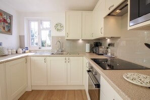 Ferienhaus | Eigene Küche | Geschirrspüler, Kochgeschirr/Geschirr/Besteck