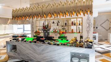 Desayuno buffet diario (QAR 130 por persona)