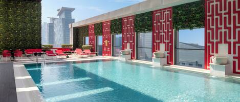 Piscine extérieure, parasols de plage, chaises longues