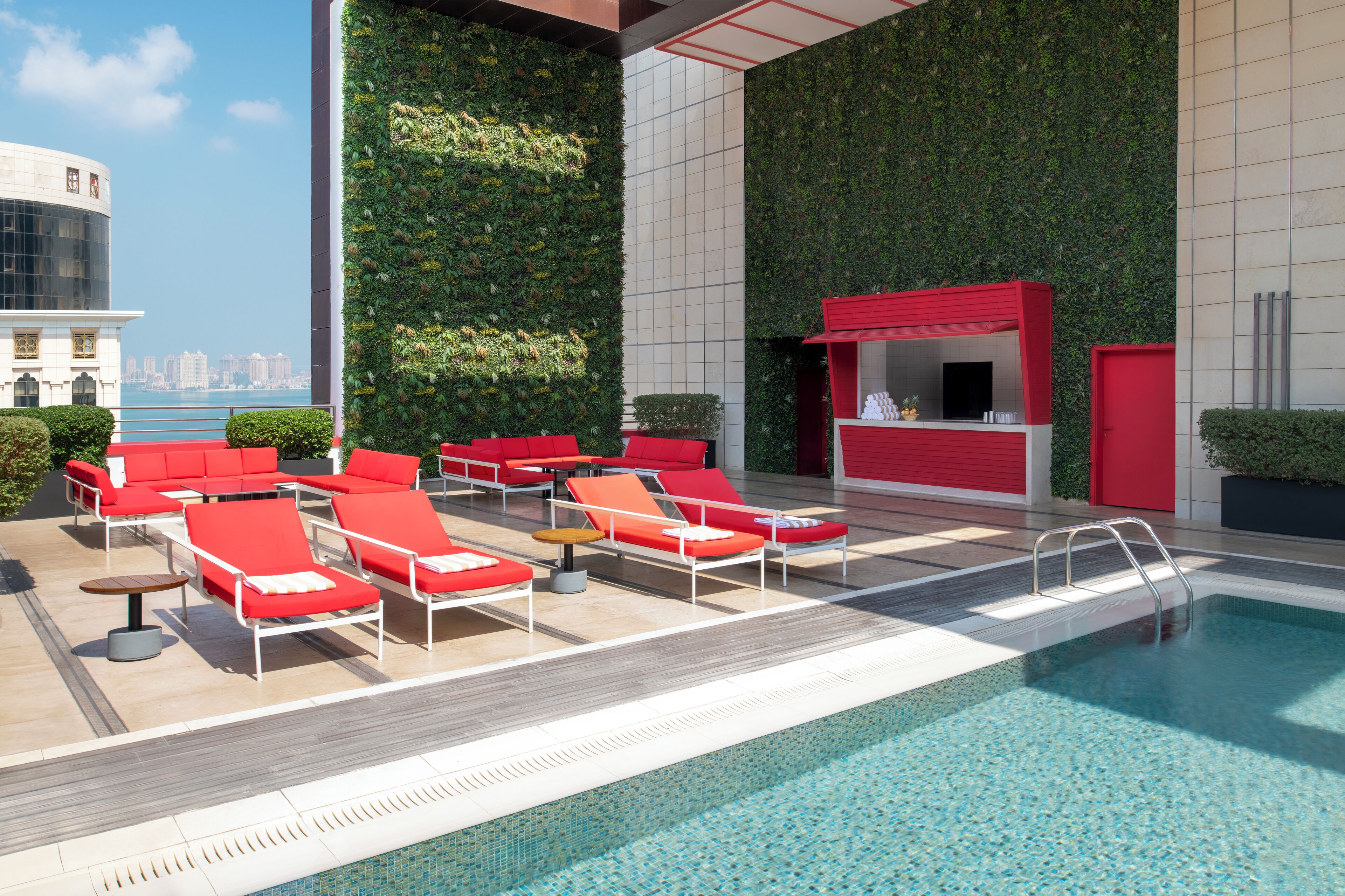 حمّام سباحة خارجي، مظلات على حمّام السباحة، مقاعد للتشمس