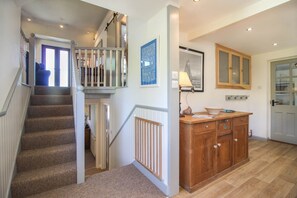 4 bedrooms, free cots/infant beds - Barn Cottage, Rosecare (Bude)