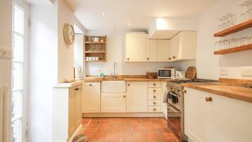 Cottage | Private kitchen | Dishwasher, high chair, cookware/dishes/utensils