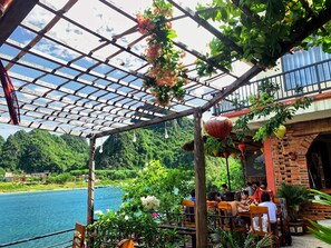 Front of property - Phong Nha Coco Riverside Homestay (Bo Trach)