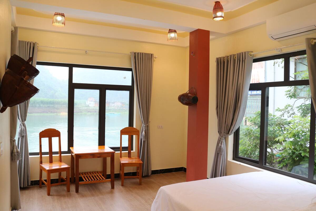 مكتب ومساحة عمل للكمبيوتر المحمول وواي فاي مجانًا