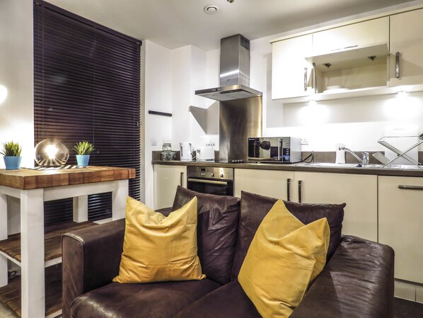 Living area - Tudors eSuites Birmingham Apartments with Parking (Birmingham)