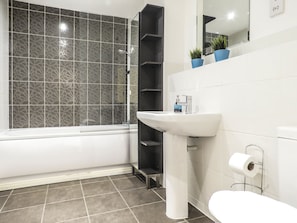Appartement Affaires, 2 chambres, non-fumeur | Salle de bain | Articles de toilette (gratuits), séchoir à cheveux, serviettes fournies