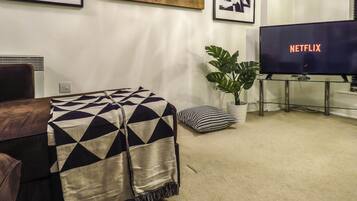 Business Apartment, 2 Bedrooms, Non Smoking | Living room | Flat-screen TV, Netflix