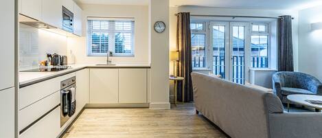 Appartement Deluxe, 1 chambre | Coin séjour | Télévision à écran plat