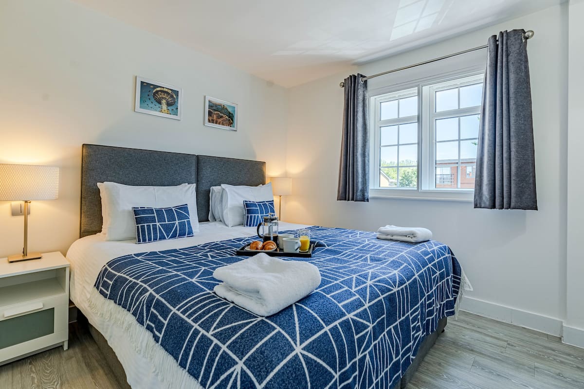 1 bedroom, hypo-allergenic bedding, desk, laptop workspace