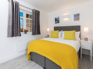 Two Bedroom Sleep 3 Apartment | Hypo-allergenic bedding, desk, laptop workspace, iron/ironing board - The Faculty Apartments (Reading)