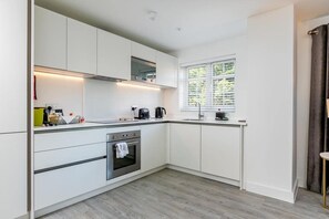 Großer Kühlschrank, Mikrowelle, Ofen, Geschirrspüler