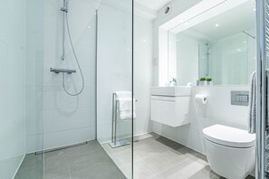 Apartamento superior, 2 quartos, banheira | Banheiro | Chuveiro, secador de cabelo, toalhas de banho 
