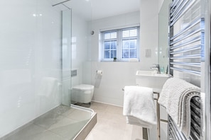 One Bedroom Lux Apartment  | Bathroom | Shower, hair dryer, towels - The Faculty Apartments (Reading)