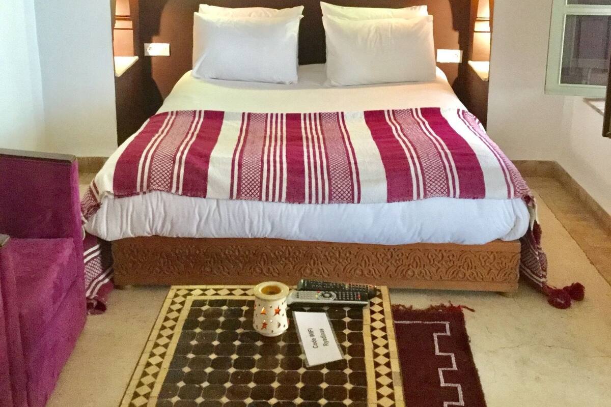 Quarto casal conforto, para não fumantes | Roupas de cama premium, edredons de pluma, cortinas blackout