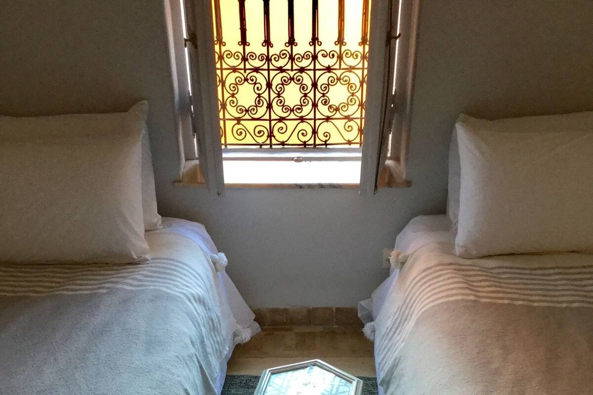 Quarto duplo clássico, para não fumantes | Roupas de cama premium, edredons de pluma, cortinas blackout