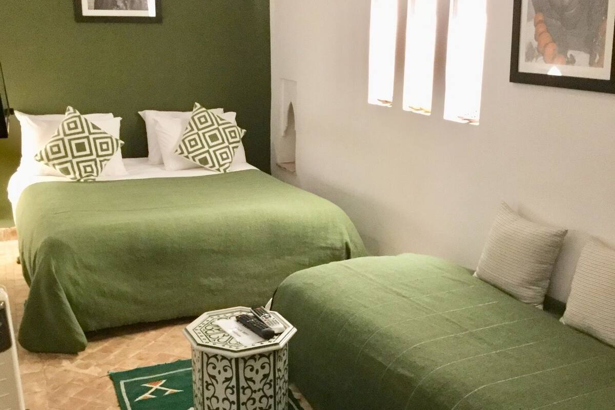 Quarto triplo conforto, para não fumantes | Roupas de cama premium, edredons de pluma, cortinas blackout