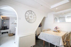 Dining - Beach Hill Cottage (Truro)
