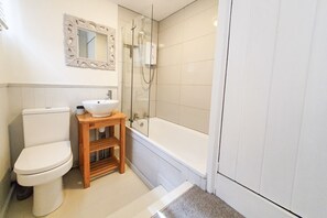 Bathroom - Beach Hill Cottage (Truro)