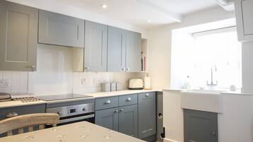 Cottage | Private kitchen | Dishwasher, high chair, cookware/dishes/utensils