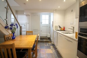 In-room dining - Binns Cottage (St Ives)