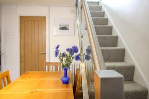 In-room dining - Binns Cottage (St Ives)