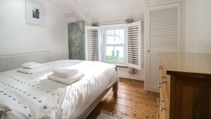 Unclassified image, 2 of 24, button - Binns Cottage (St Ives)