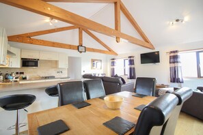 Cottage | Private kitchen | Dishwasher, highchair, cookware/dishes/utensils