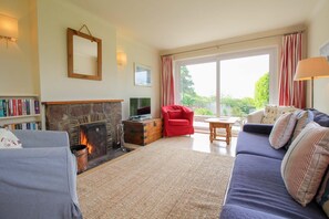 Cottage | Living area | Fireplace - Chupra (Truro)
