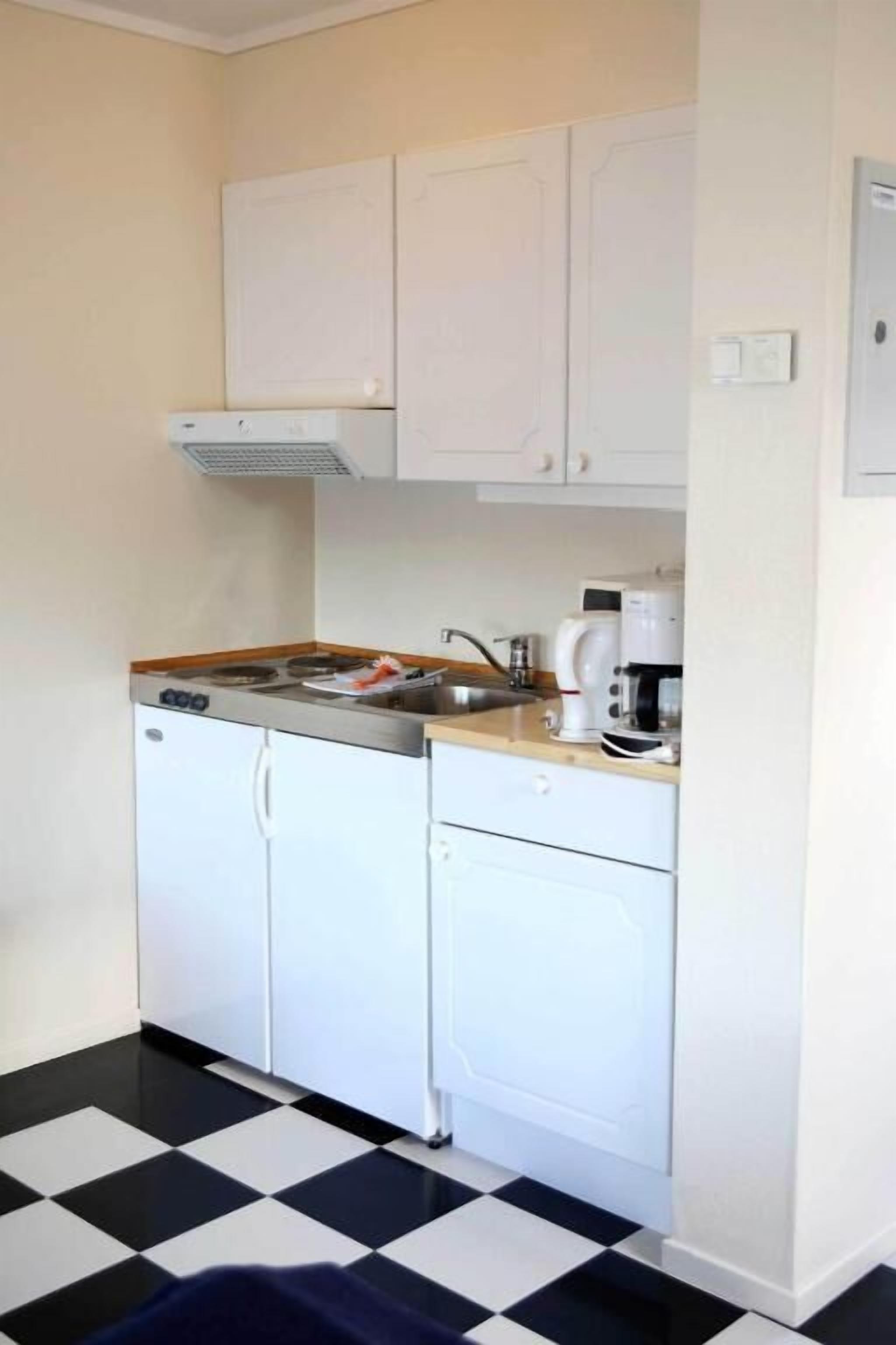 twin room, 2 single beds, non smoking, sea view | private kitchen | cookware/dishes/utensils