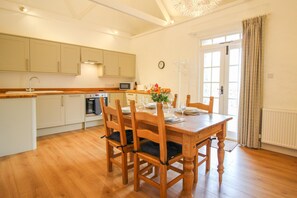 In-room dining - Mohun Cottage (Helston)