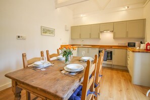 In-room dining - Mohun Cottage (Helston)