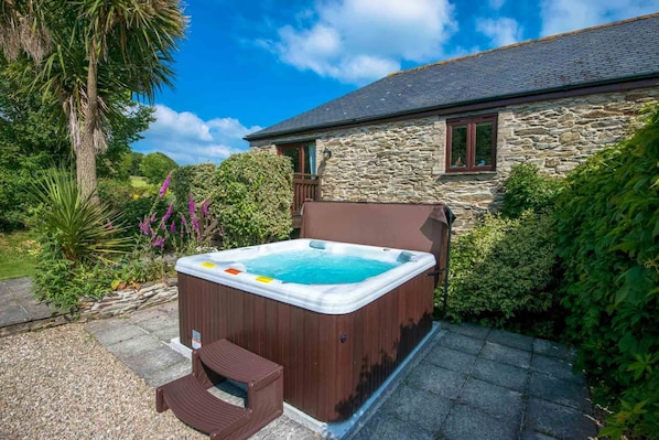 Outdoor spa tub - Mill House at Goonwinnow (Newquay)