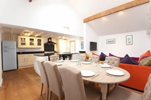 تناول الطعام داخل الغرفة