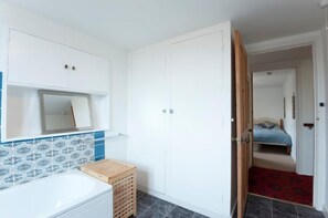 Bathroom - Newton Cottage (Truro)
