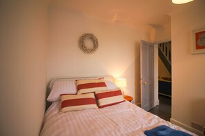 3 bedrooms, free cots/infant beds, free WiFi - Number 7 (Falmouth)