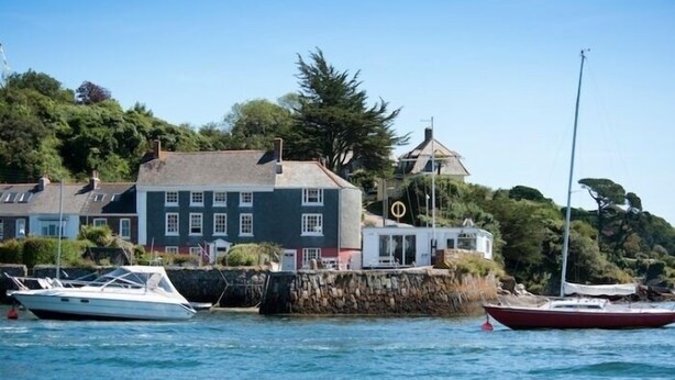 Unclassified image, 1 of 42, button - New Quay Lodge (Falmouth)