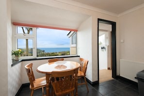 2 bedrooms, free cribs/infant beds, free WiFi - Overaven (Tintagel)