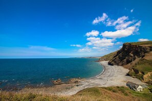 بالقرب من الشاطئ