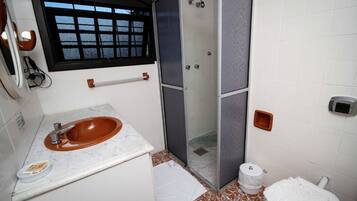 Perhehuoneisto | Kylpyhuone | Suihku, hiustenkuivaaja, pyyhkeet