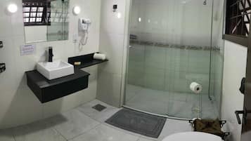 Deluxe Quadruple Room | Bathroom