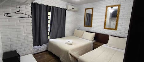 Familieleilighet | Minibar, safe på rommet, blendingsgardiner og strykejern/-brett