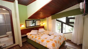 Habitación estándar doble | Minibar, caja fuerte, cortinas opacas y tabla de planchar con plancha