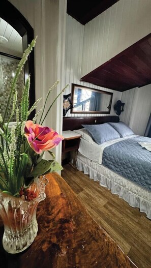 Standard Double Room | Minibar, in-room safe, blackout drapes, iron/ironing board - Pousada Casa da Colina (Gramado)