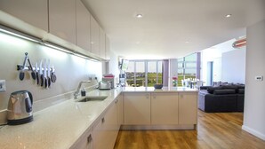 Dishwasher, cookware/dishes/utensils - Penthouse 50 Zinc (Newquay)