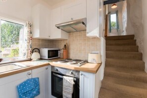Private kitchen - Pink Cottage (Truro)