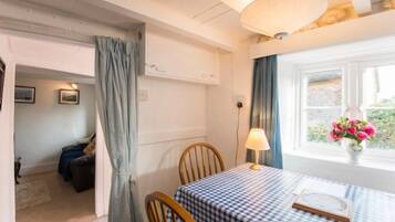 Khu vực ăn uống tại phòng