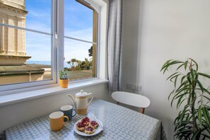 تناول الطعام داخل الغرفة