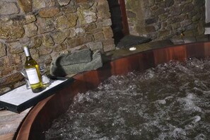 Outdoor spa tub - Penhellick Barn (St. Columb Major)