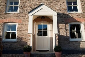 Front of property - Riverside Cottage (Truro)