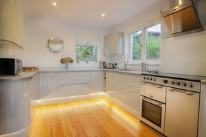 Lavastoviglie, seggiolone, pentole/stoviglie/utensili